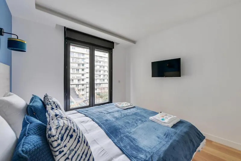 181 One - Superb In Paris. Paris